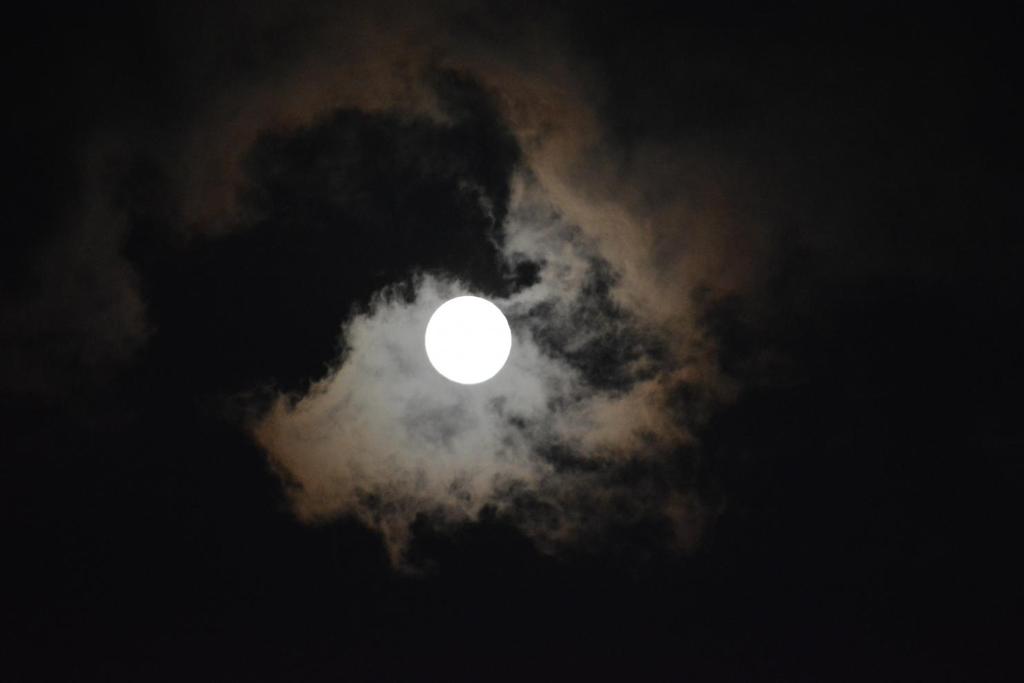 Ποίηση με την πανσέληνο Πολύεδρο