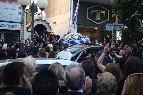 Απίστευτο! Η Λουκά στην κηδεία του Παντελίδη φώναζε "Έξω οι γερμανοί" - ΔΕΙΤΕ ΒΙΝΤΕΟ