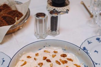 Παντζαροσαλάτα σε στρώσεις με ξινόμηλο, μαγιονέζα και καρύδια