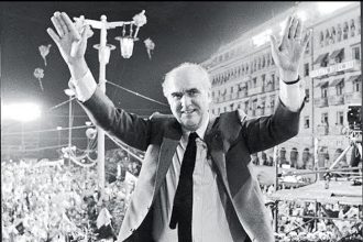 Carmira Burana: Το μουσικό έργο – σταθμός που είχε επιλέξει ο Ανδρέας Παπανδρέου για να ανοίγει τις συγκεντρώσεις του