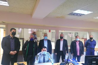 Ο Τάκης Παπαδόπουλος κοντά στους ένστολους στην αλλαγή του χρόνου