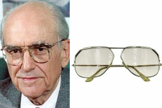 Πουλήθηκαν 25.000 ευρώ σε δημοπρασία τα εμβληματικά γυαλιά του Α. Παπανδρέου