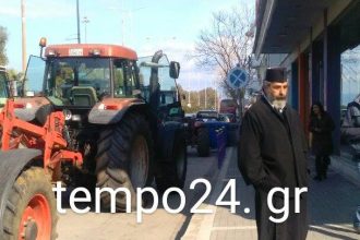 Και ο παπα – Κώστας από το αγροτικό μπλόκο της Κάτω Αχαΐας στο «ντου» στη Γ ΔΟΥ Πατρών με τα τρακτέρ!