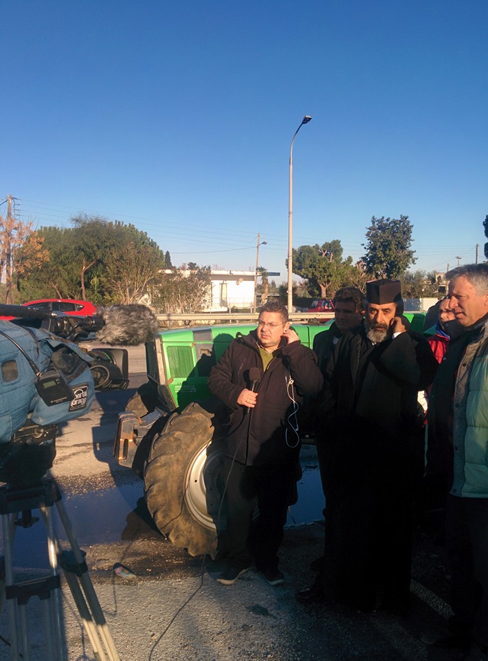 Στον ΣΚΑΙ και τον Γιώργο Αυτιά ο παπα - Κώστας του αγροτικού μπλόκου στην Κάτω Αχαΐα