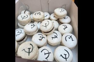 Βουλευτής Αιτωλοακαρνανίας κέρασε μακαρόν με… σφυροδρέπανο στη γιορτή του!