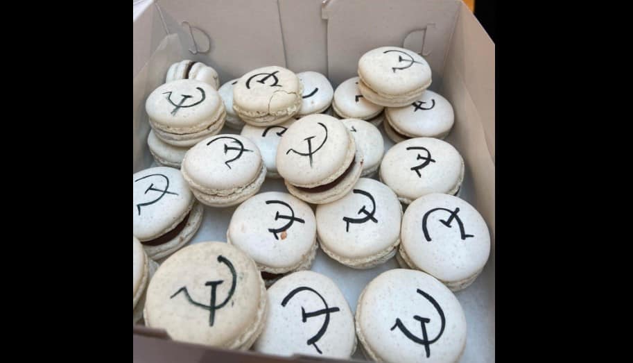 Βουλευτής Αιτωλοακαρνανίας κέρασε μακαρόν με… σφυροδρέπανο στη γιορτή του!