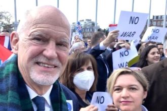 Ο Γ. Παπανδρέου διαδήλωσε στο Στρασβούργο κατά του πολέμου στην Ουκρανία ΦΩΤΟ