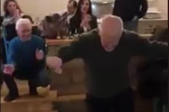 Γιώργος Παπανδρέου – Χόρεψε τη «Συννεφιασμένη Κυριακή» μετά την ήττα