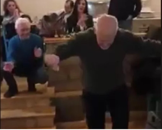 Γιώργος Παπανδρέου – Χόρεψε τη «Συννεφιασμένη Κυριακή» μετά την ήττα