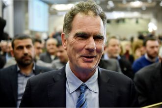 Ο Νίκος Παπανδρέου "χειροκροτεί" τον Κυριάκο Μητσοτάκη