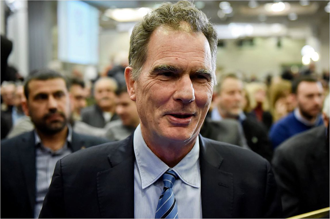 Ο Νίκος Παπανδρέου "χειροκροτεί" τον Κυριάκο Μητσοτάκη