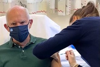 Ο Γιώργος Παπανδρέου έκανε το εμβόλιο κατά του κορονοϊού