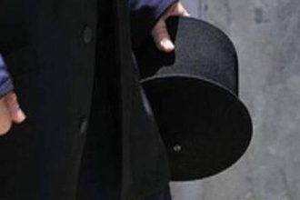 Ιερέας τσακώθηκε με γυναίκα για τα... στολίδια στο μπαλκόνι