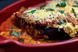 Μελιτζάνες παπουτσάκια με κιμά και τυριά