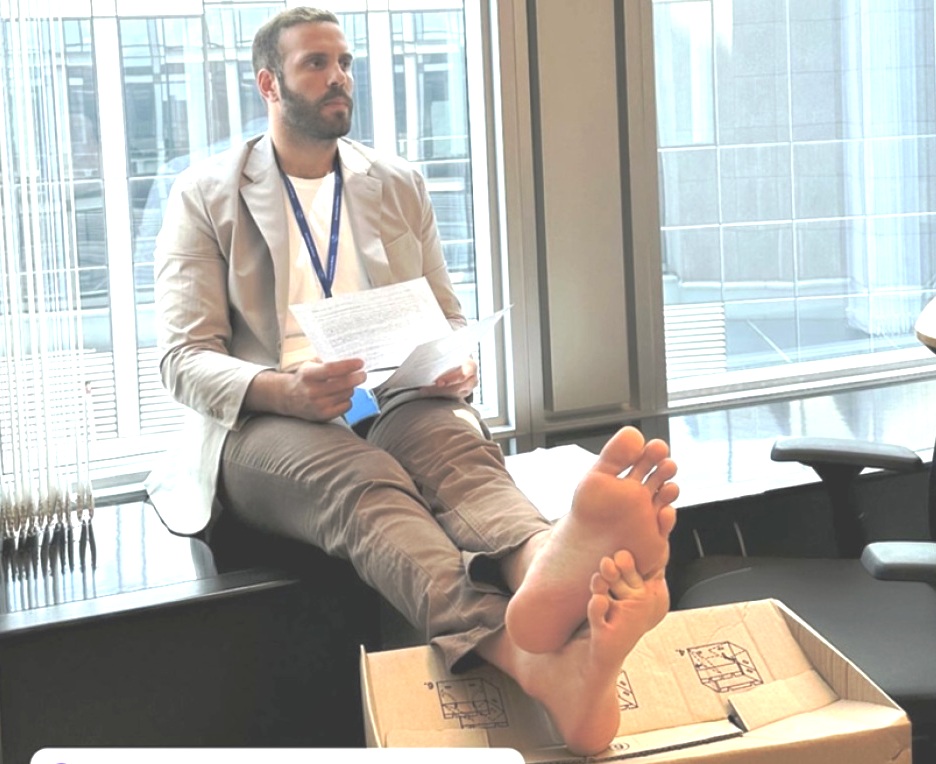 Ο ευρωβουλευτής Νίκος Παππάς ξυπόλυτος στο γραφείο του στην Ευρωβουλή (ΦΩΤΟ)