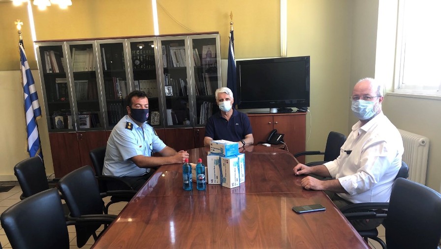Δυτική Αχαΐα: Αντισηπτικά και μάσκες από το Δήμαρχο στο Αστυνομικό Τμήμα