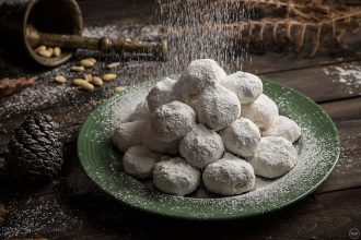 Αφράτος, χιονάτος, βουτυρένιος - Τα μυστικά του κουραμπιέ για να βγει τέλειος