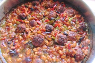 Παραδοσιακός φασουλονταβάς με κεφτεδάκια