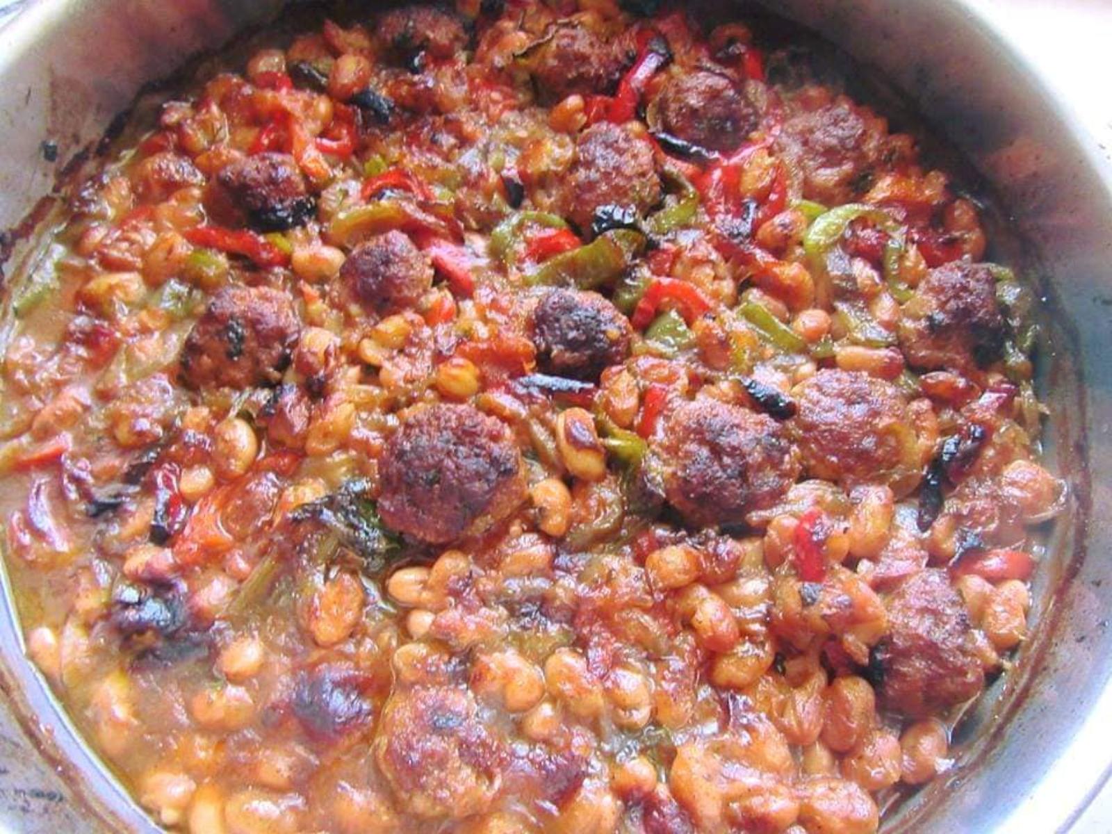 Παραδοσιακός φασουλονταβάς με κεφτεδάκια