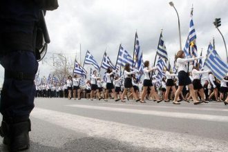 Δείτε τη δασκάλα που εντυπωσίασε στη μαθητική παρέλαση - ΦΩΤΟΓΡΑΦΙΑ