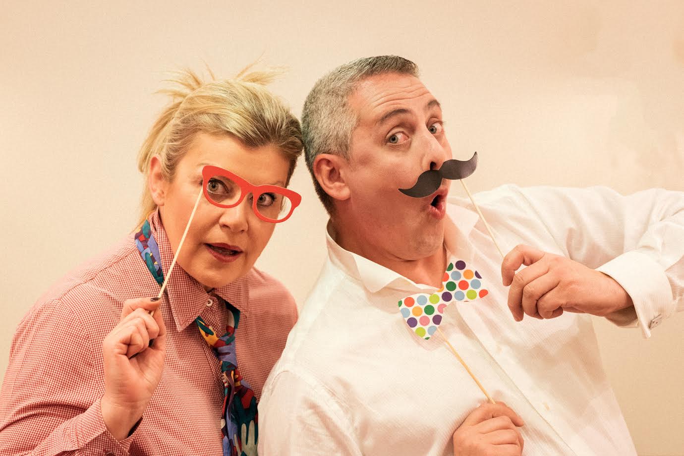 Τραγουστή και Λογαράς θα παρουσιάσουν στην ΕΤ2 τη Μεγάλη Παρέλαση του Πατρινού Καρναβαλιού