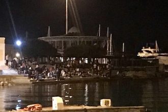 Πάτρα: Νέο... "βραδινό" στέκι!