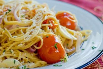 Μακαρονάδα με ντοματίνια και σκόρδο