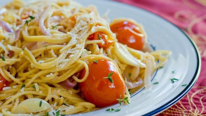 Μακαρονάδα με ντοματίνια και σκόρδο