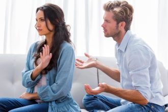 Πώς η δουλειά μπορεί να διαλύσει τη σχέση σου