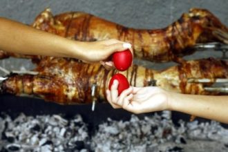 Ξέρετε γιατί κάθε Πάσχα σουβλίζουμε αρνί;