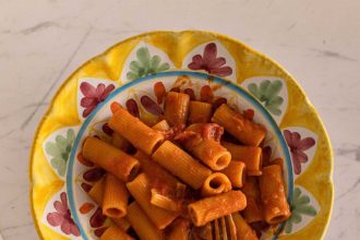 Ζυμαρικά με ντομάτα, κρέμα και καπνιστή πανσέτα