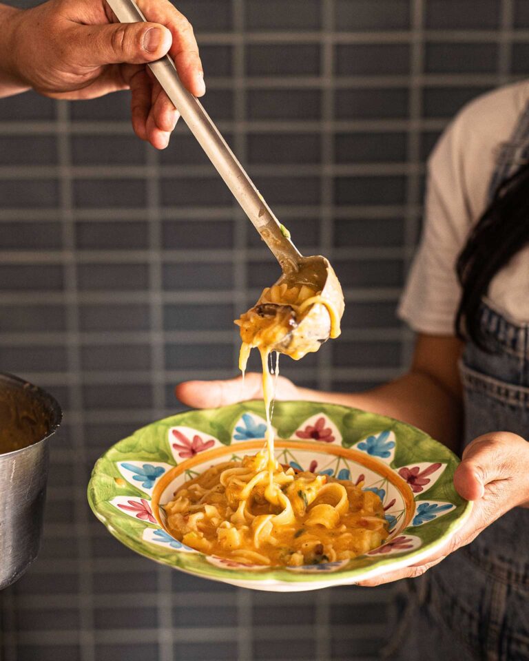 Ζυμαρικά με πατάτες και τυρί πρόβολα