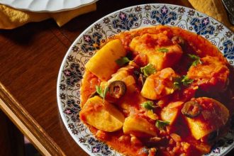 Πατάτες γιαχνί με ελιές, μια σμυρναίικη συνταγή