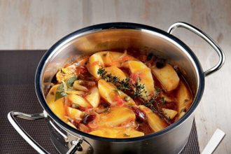 Πατάτες κοκκινιστές με ελιές, κάππαρη και φέτα