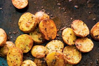 Πατάτες με κρασί και δεντρολίβανο