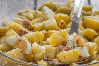 Φτιάξτε την τέλεια πατατοσαλάτα για το καλοκαίρι