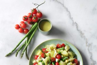 Πατατοσαλάτα με αγκινάρες και σπαράγγια