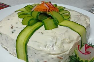 Πατατοσαλάτα σε σχήμα δώρο