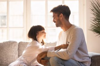 Τι οδηγεί έναν άντρα στην πατρότητα - Δυσκολίες & ο ρόλος της συντροφικότητας
