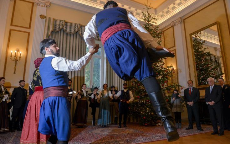 Μια μαντινάδα με αναφορές στον Ερντογάν για τον Παυλόπουλο