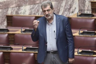 Στην «απομόνωση» ο Παύλος Πολάκης για τα εμβόλια: «Μας δυσκολεύεις»