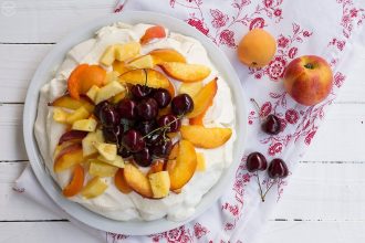 Πάβλοβα με καλοκαιρινά φρούτα