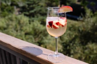 Σανγκρία με λευκό ροδάκινο