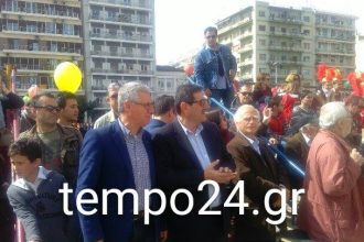 Ορθιοι στην παρέλαση Κ. Πελετίδης - Θ. Τουλγαρίδης