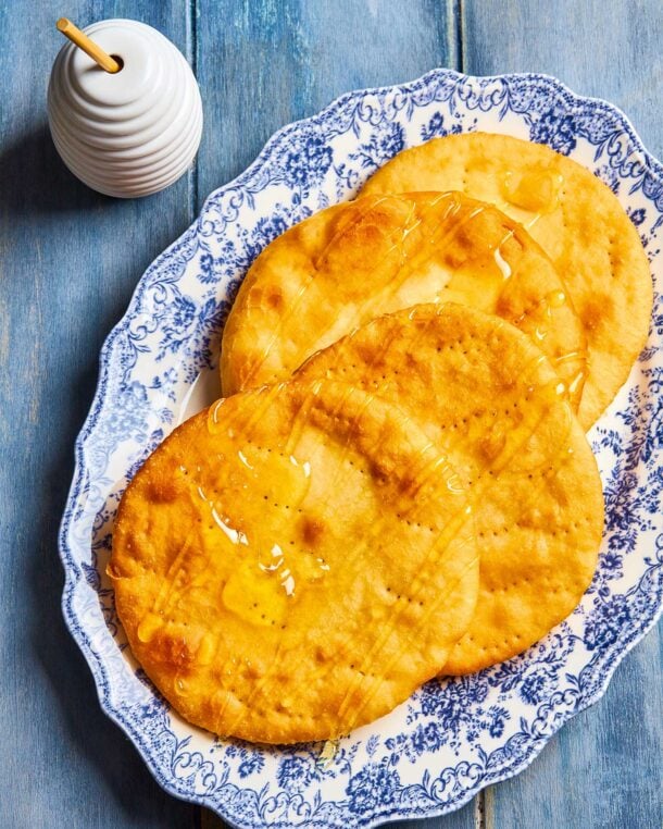 Τηγανόψωμα περιχυμένα με μέλι