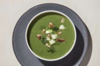 Βελουτέ αρακά με σπανάκι και ξινόγαλο