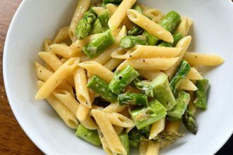 Πέννες με σπαράγγια και κουκουνάρι