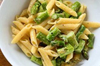 Πέννες με σπαράγγια και κουκουνάρι