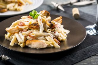 Μακαρόνια με κοτόπουλο, κρέμα γάλακτος και μπέικον