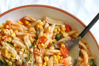 Πένες με καλαμπόκι και ντοματίνια